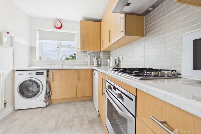 21, Cotswold Drive, Great Ashby, Stevenage photo 3