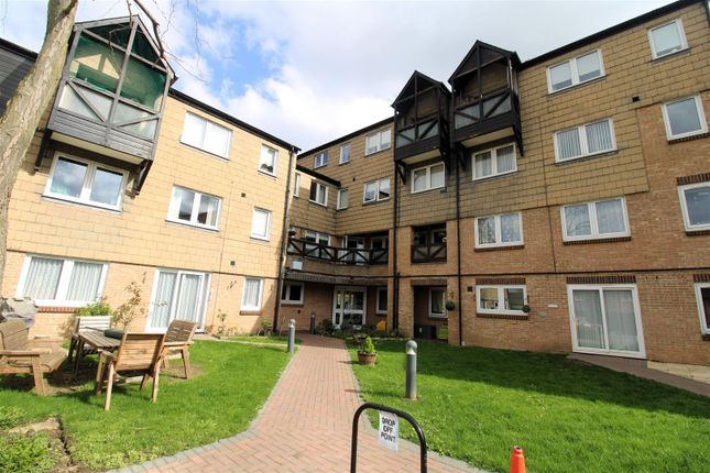 Flat for sale in Inglewood, The Spinney, Swanley