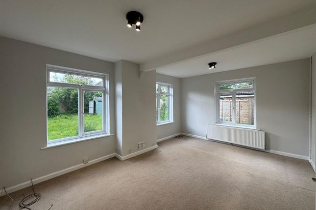 18 Halsford Croft, East Grinstead photo 4