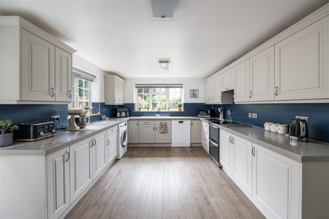 6, Collingwood Close, Horley photo 4