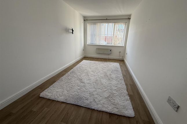 14, Clos Yr Ysgol, Llanelli photo 5