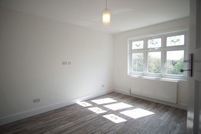 52, Rydal gardens, Wembley photo 5