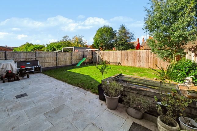10, Longlands Avenue, Stourbridge photo 2
