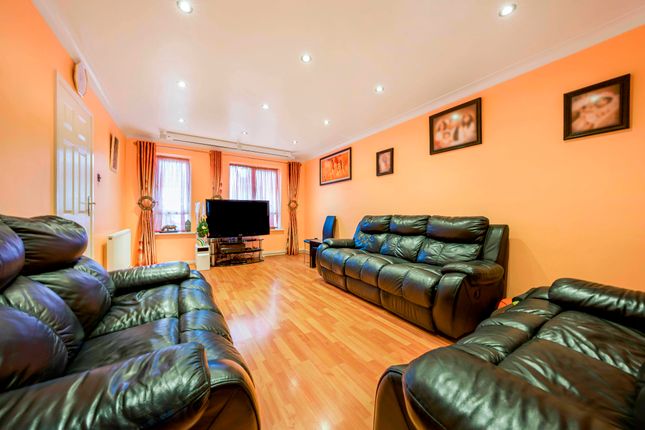 Property for sale in Rochfords Gardens, Slough