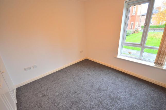 Flat to rent in Derbyshire Road South, Sale