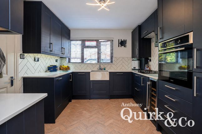 14, Prince William Avenue, Canvey Island photo 2