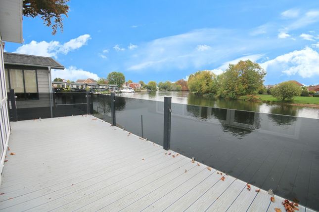 11 Thames Retreat, Chertsey Lane, Staines-Upon-Thames photo 4