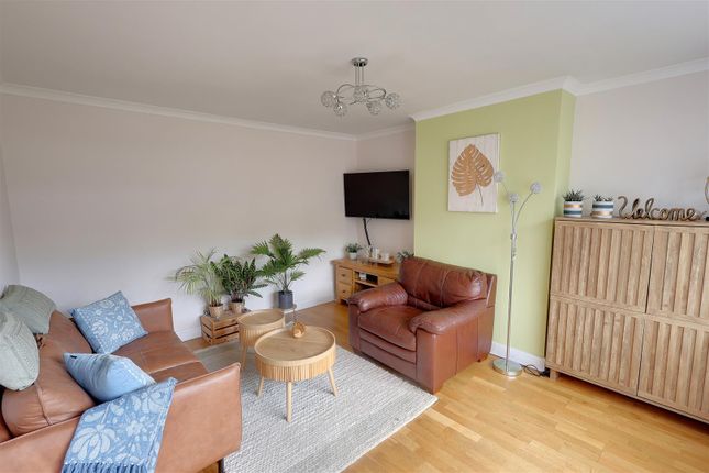 11, Knights Crescent, Newent photo 2