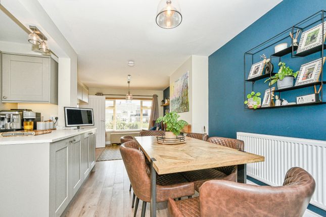 21, Blakeney Avenue - Nythe, Swindon photo 4