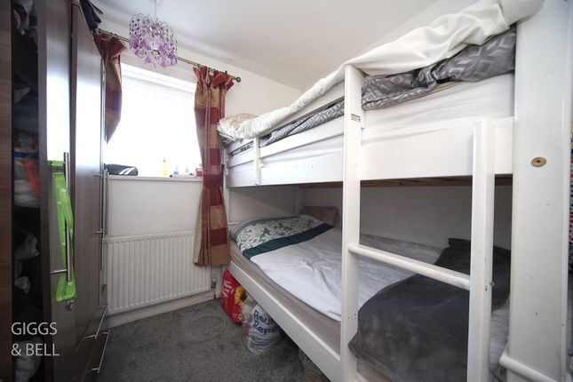 Flat for sale in Ramsey Close, Luton, Bedfordshire