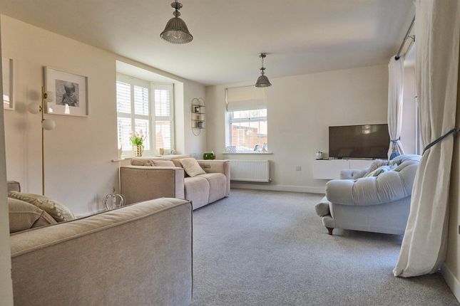 1, Highgrove Close, Hinckley photo 3