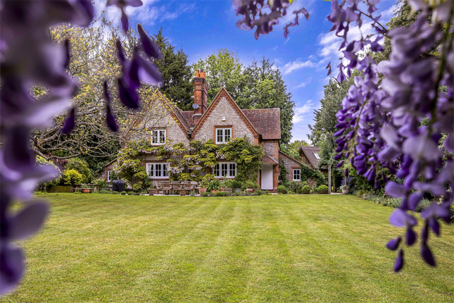 Parsonage Croft, Lower Basildon photo 4