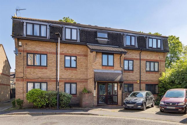 Flat for sale in Magpie Close, London