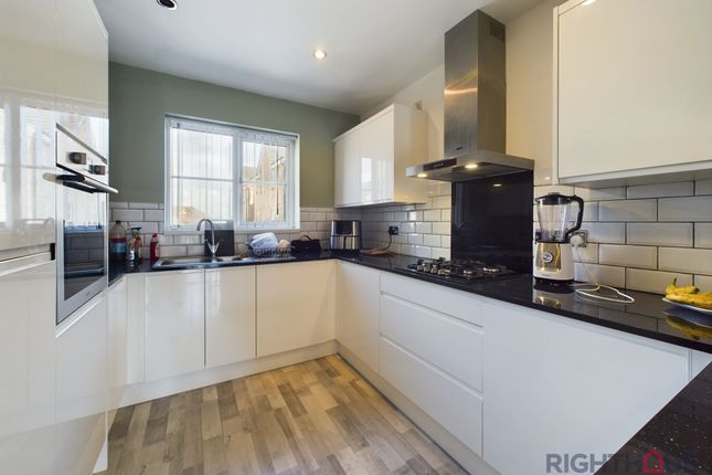 14 Fewston Avenue, Bradford photo 4