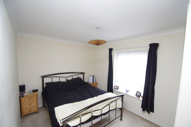 Flat to rent in Grandfield Avenue, Watford