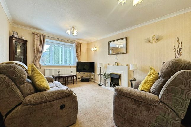 24, Fallowfield, Pendeford, Wolverhampton photo 3