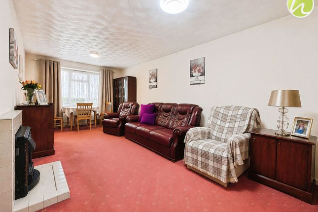 12 Abbotts Drive, Stanford-Le-Hope photo 2