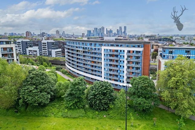 Thumbnail Flat to rent in Meath Crescent, London