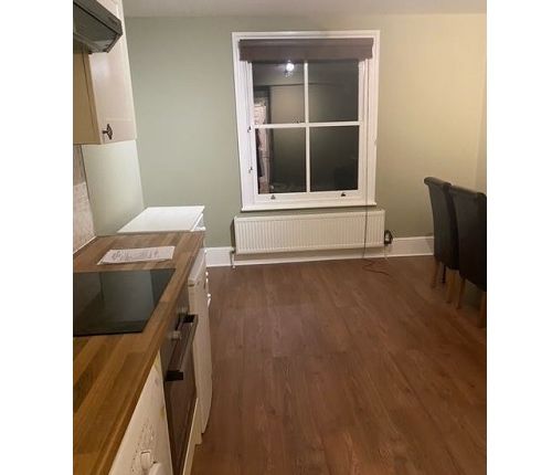 Flat to rent in Bedford Hill, London