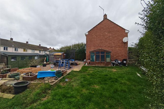 19, Cransley Gardens, Corby photo 4