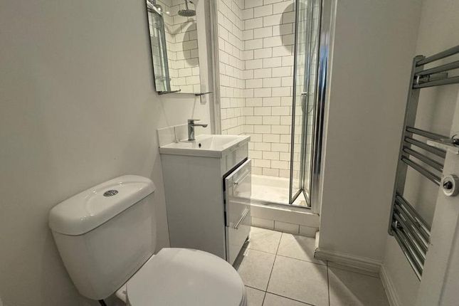 12, Brassie Avenue, London photo 3