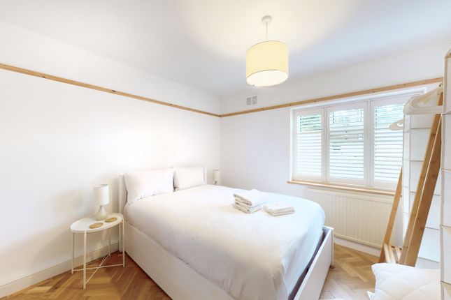 Flat to rent in Broomfield Road, Richmond