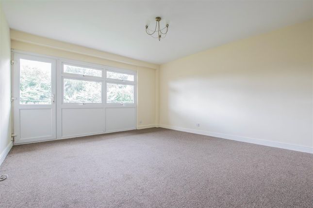 32 Hadleigh Court, High Road, Broxbourne photo 4