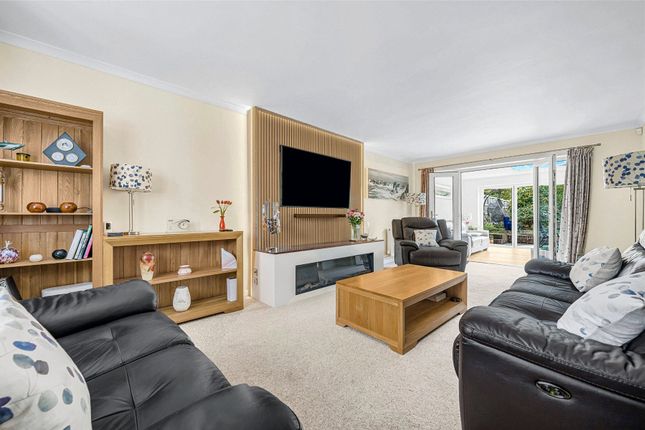 Woodham Waye, Surrey photo 4