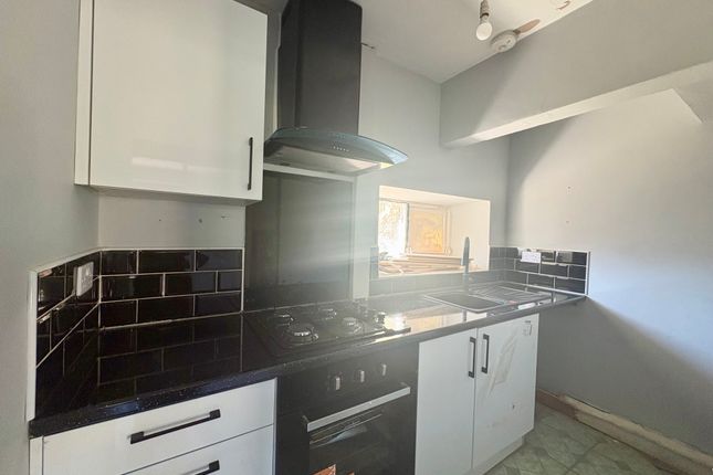 933, Thornton Road, Bradford photo 2