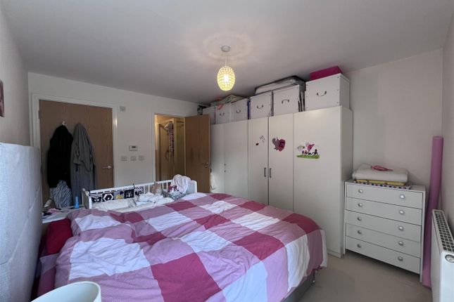 Flat for sale in Holly Acre, Dunstable