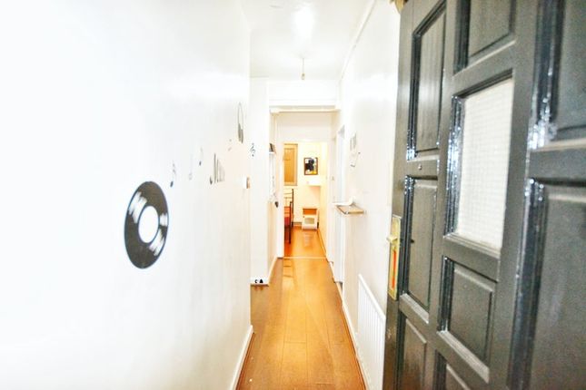 Flat 26 George Belt House, Smart Street, LONDON photo 2