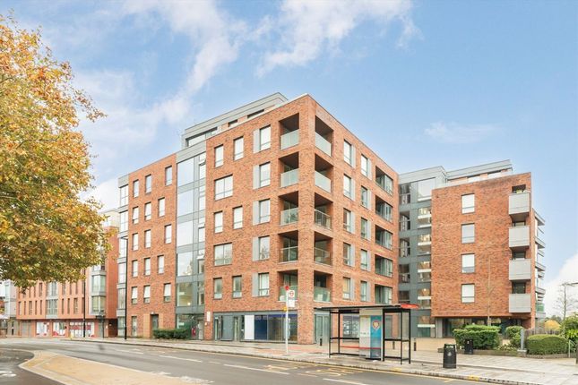 1-bed flat on Flat 9, Malthouse Court, High Street, Brentford, £285,000