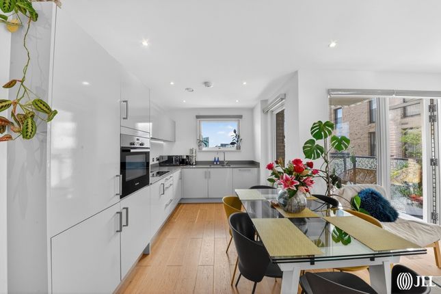 Flat 15, Prairie Building, 45, Liberty Bridge Road, London photo 4