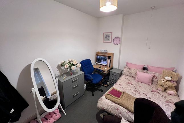 Room to rent in Kenyon Road, Wigan