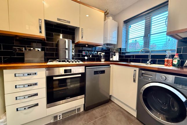 10, Elder Close, Witham St Hughs photo 4