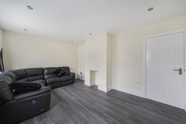 18, Fernheath Way, Dartford photo 2