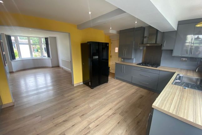 27, Priesthorpe Avenue, PUDSEY photo 5