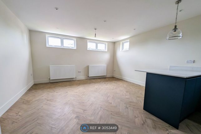 Flat  Aintree House, Bonehurst Road, Horley photo 3