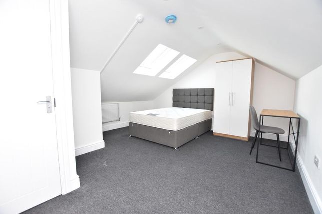 Thumbnail Semi-detached house to rent in Oldfield Place, Bristol