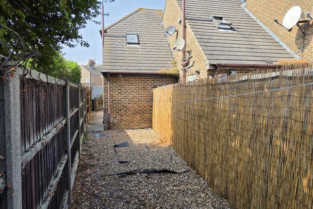 3 Normanwood Court, Unity Street, Sheerness photo 4