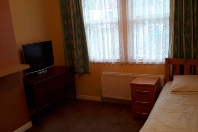 Fernbank Avenue, Fernbank Avenue, Wembley photo 4
