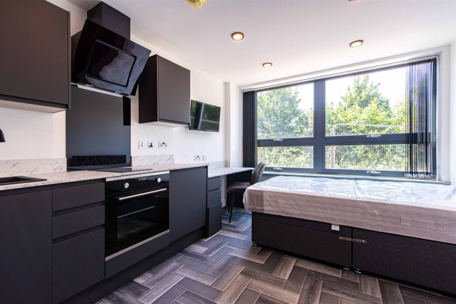 Flat to rent in Luxury Studio Graduation House, Beeston