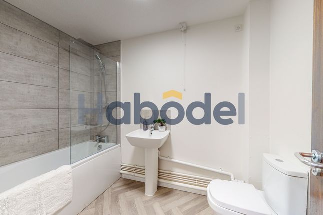 Flat 4, 5 The Paddocks, Ipswich photo 3