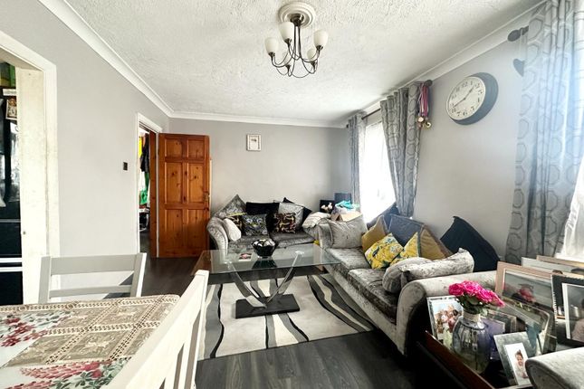 Thumbnail Maisonette for sale in Hazel Close, Brentford