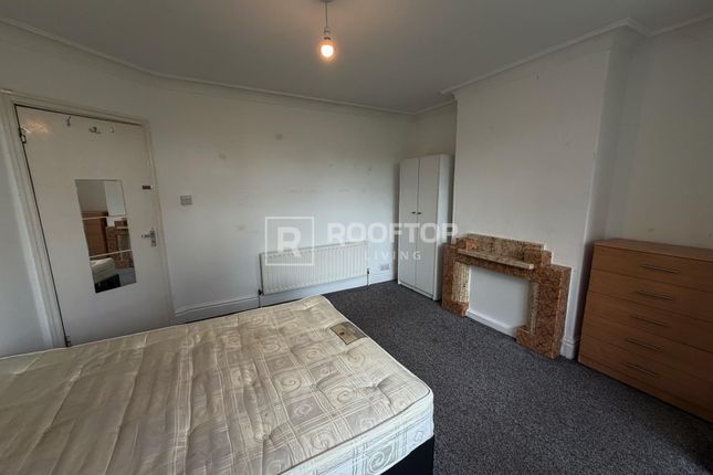 2, Dennistead Crescent, Leeds photo 5