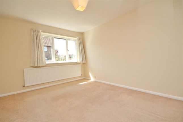 Tychbourne Drive, Surrey photo 4