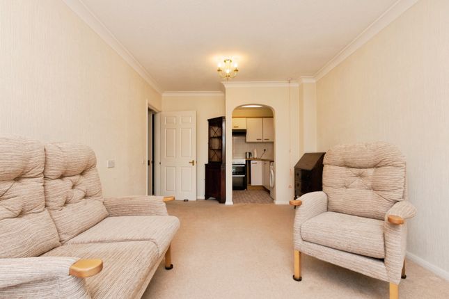 30, Pinewood Court, Fleet photo 4