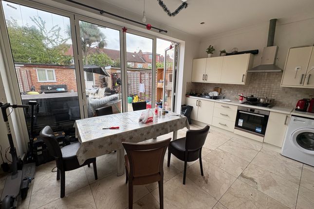 32, Arcadian Gardens, London photo 4