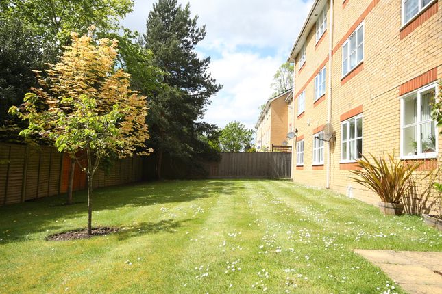 Alexandra Gardens, Knaphill, Woking GU21, 2 bedroom flat ...