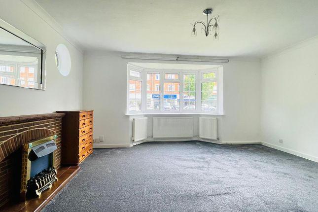 19 Bray Court, North Parade, Chessington photo 2